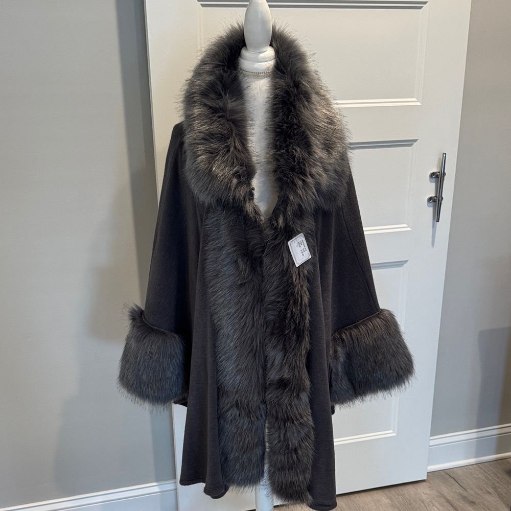 Elegant Black Cape with Faux Fur Trim